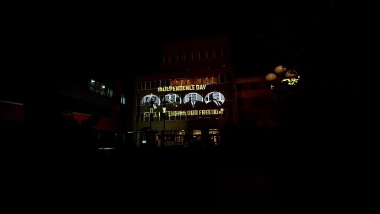 Platforma “Liria Ka Emër” projekton mesazhin “Ende duke mbrojtur lirinë tonë” në objektin e Presidencës