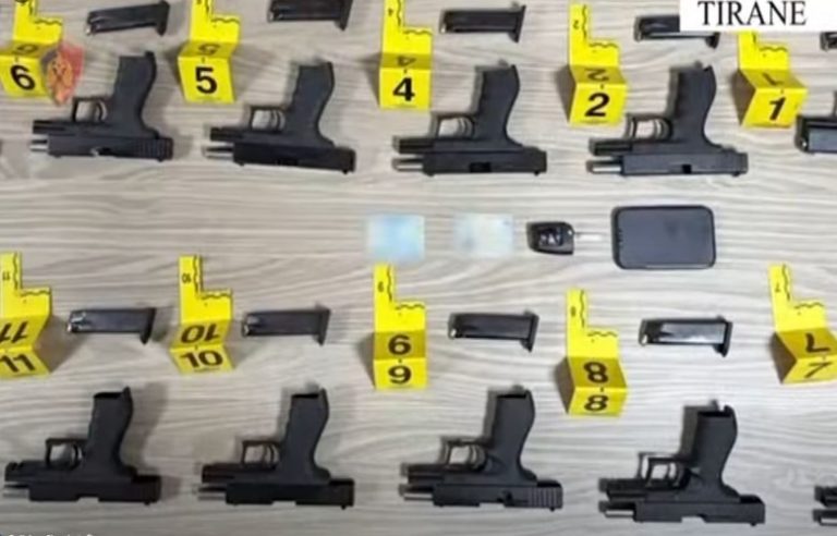 Operacioni “Barriera” në Tiranë, kapen 12 armë zjarri të trafikuara nga Kosova