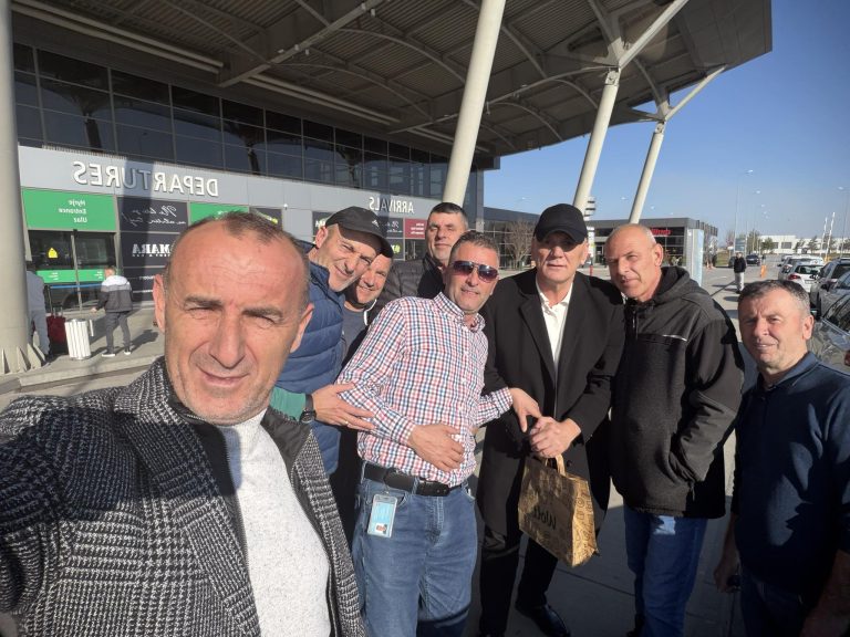 Gani Geci falënderon taksistët e Aeroportit “Adem Jashari” për respektin e treguar