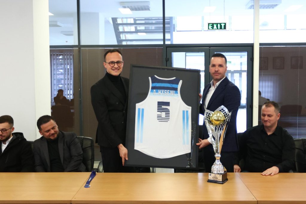 Alban Hyseni priti kampionët e KB Drita pas triumfit në Ligën e Parë
