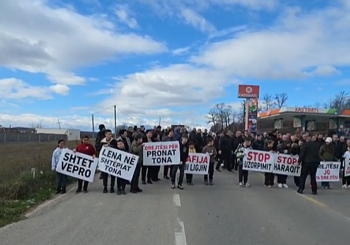 Banorët e Grabanicës dhe Zajmit bllokojnë rrugën Prishtinë–Pejë për çështje pronësore