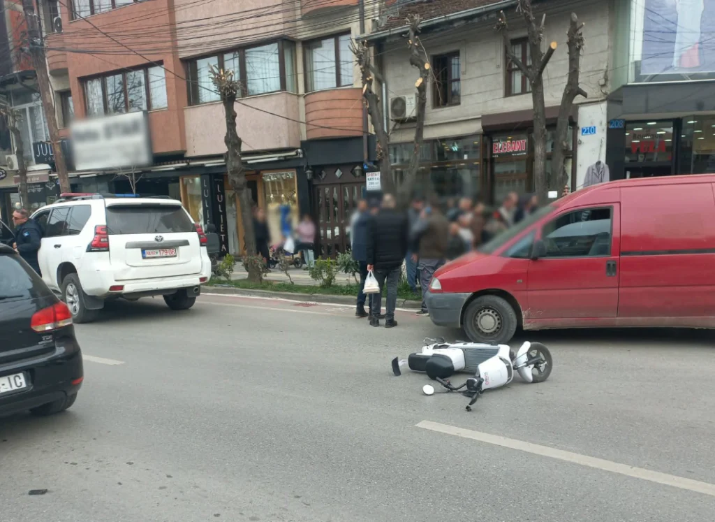 Aksident në Prizren: Vetura godet të moshuarin me motoçikletë