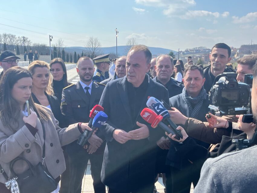 Limaj bën homazhe në Prekaz: Liria e Kosovës kërkon përgjegjësi të përditshme