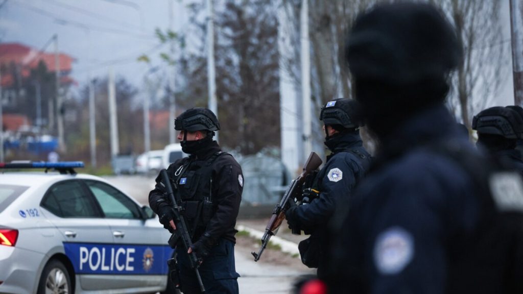 Kërkesë për bashkëpunimSektori i Hetimeve të Kryeqytetit, me autorizim nga prokuroria kompetente, kërkon ndihmë nga qytetarët në ofrimin e informatave, të cilat do të ndihmonin në identifikimin e personave që shihen në fotografi.