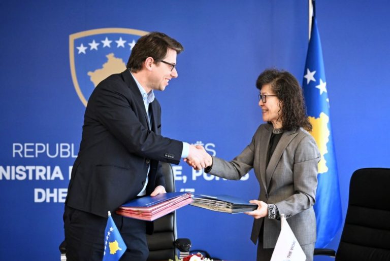 Ministria e Financave nënshkruan marrëveshje me Bankën Botërore për projekte në vlerë 96 milionë euro