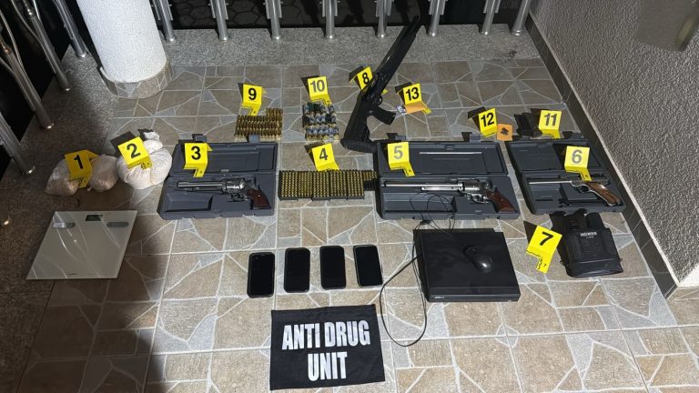 Operacion antidrogë në Prizren: Kapen drogë, armë e automjete, tre në paraburgim
