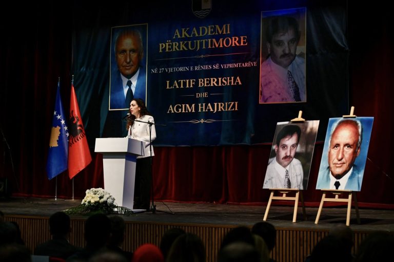 Vjosa Osmani përkujton Latif Berishën dhe familjen Hajrizi në 24 marsin 1999