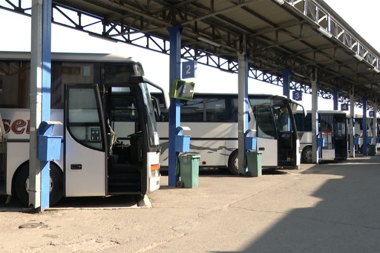 Shtrenjtohen biletat e autobusëve pas rritjes së çmimeve të derivateve