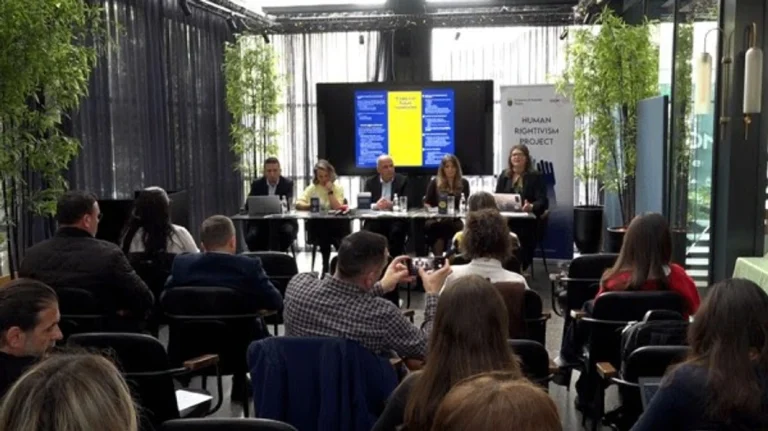 Gazetarët në Kosovë përballen me shkelje të të drejtave në punë
