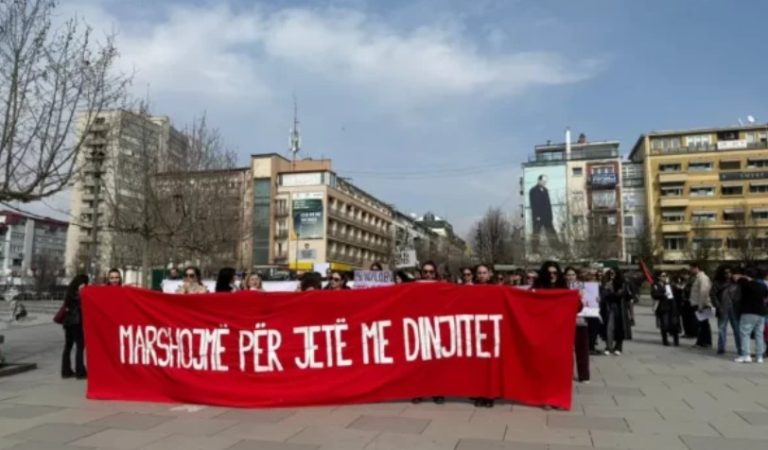 Marshi i 8 Marsit në Prishtinë: “Marshojmë, s’festojmë”