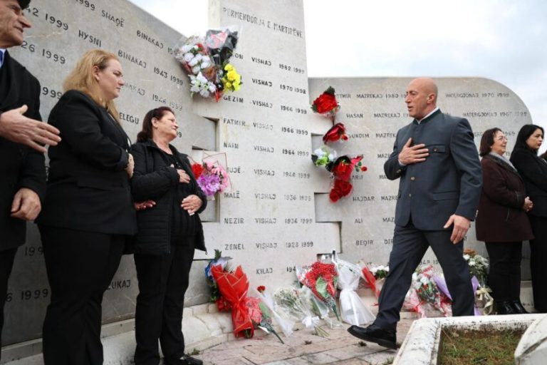 Haradinaj kujton masakrat e 29 marsit 1999 dhe nderon viktimat në Deçan e Klinë