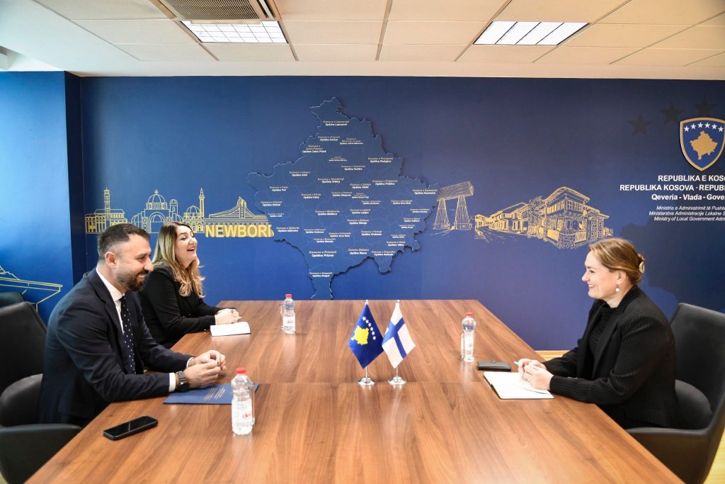 Krasniqi diskuton me ambasadoren finlandeze për fuqizimin e qeverisjes lokale