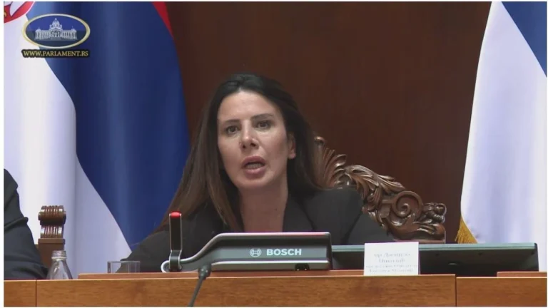 Parlamenti serb miraton raportin mbi Kosovën, duke përqendruar vëmendjen te situata e komunitetit serb