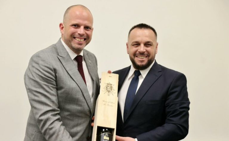 Ministri Maqedonci diskuton bashkëpunimin ushtarak me Belgjikën në BEDEX 2026