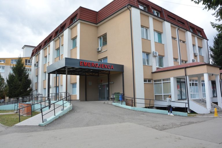 Punëtorët teknikë të spitalit “Isa Grezda” në Gjakovë nisin grevë