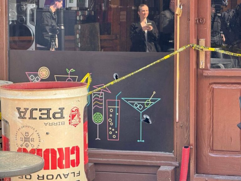 Lokali në Gjakovë ku ndodhi vrasja, të dukshme shenjat e plumbave