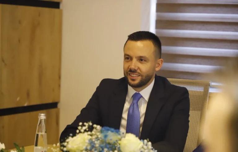 Arian Tahiri viziton Hashim Thaçin dhe Kadri Veselin në Hagë, thotë se dinjiteti i tyre mbetet i pathyeshëm