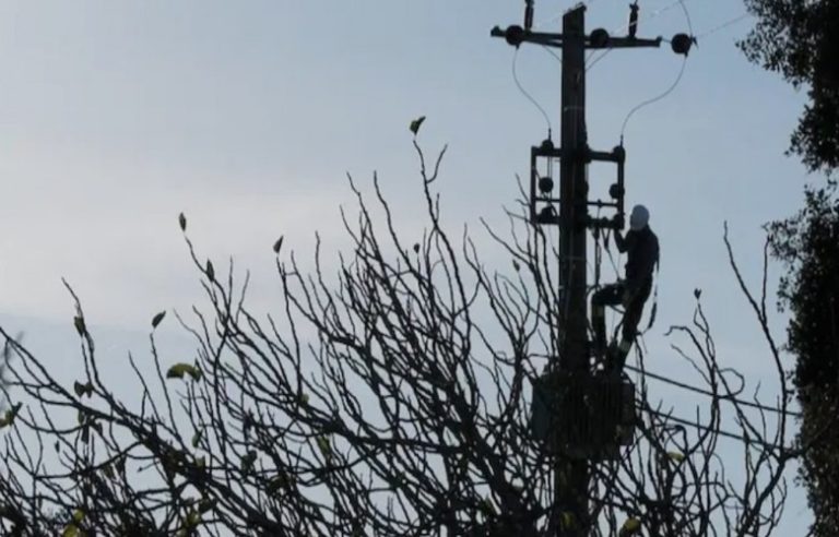 Vdes një 50-vjeçar në Manastiricë, dyshohet se u godit nga rryma elektrike