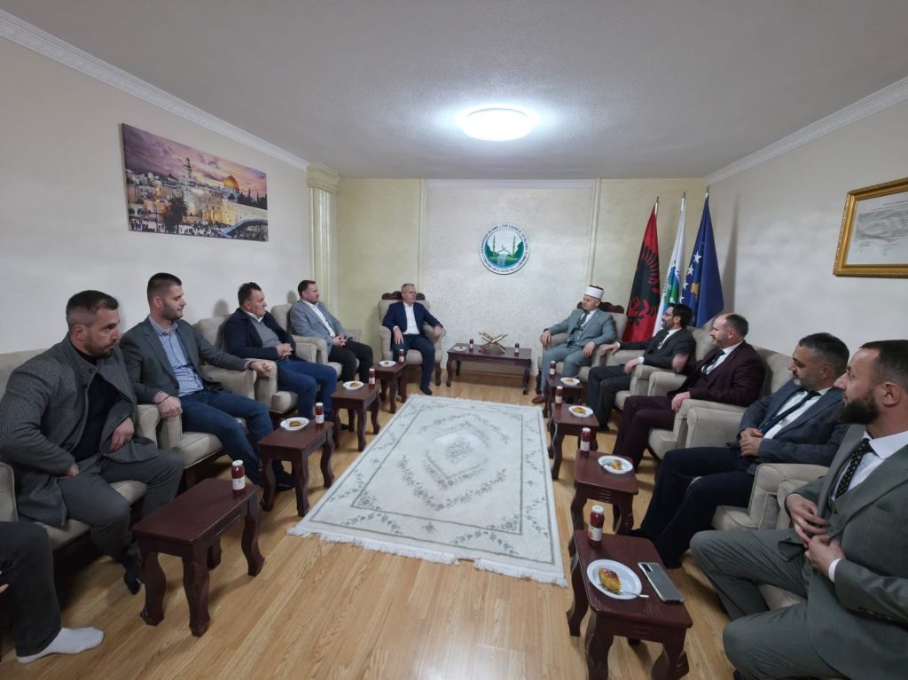 Zyrtarë institucionalë vizitojnë Bashkësinë Islame në Malishevë për Fitër Bajram