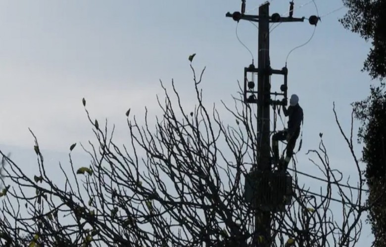 Vdes një 50-vjeçar në Manastiricë, dyshohet se u godit nga rryma elektrike