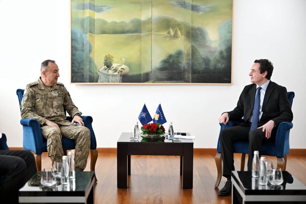 Kryeministri Kurti priti në takim Komandantin e KFOR-it, gjeneralmajorin Ulutaşh