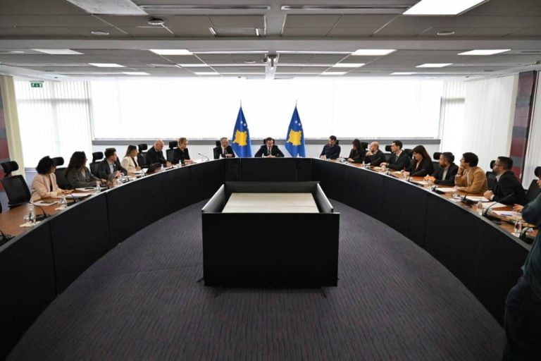 Kryeministri Kurti priti në takim drejtues dhe përfaqësues të organizatave ndërkombëtare të gazetarëve dhe mediave