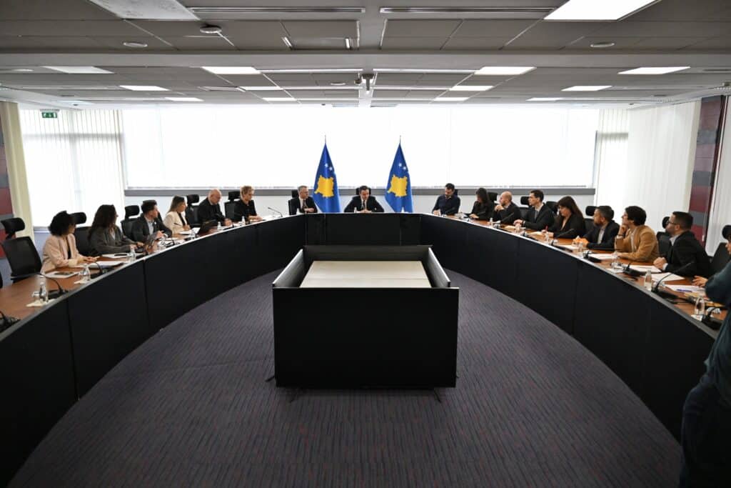 Kryeministri Kurti priti në takim drejtues dhe përfaqësues të organizatave ndërkombëtare të gazetarëve dhe mediave