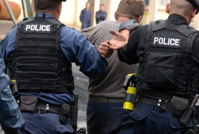 Dy të kërkuar për tentim-vrasje dhe vjedhje të rëndë ekstradohen nga Italia në Kosovë