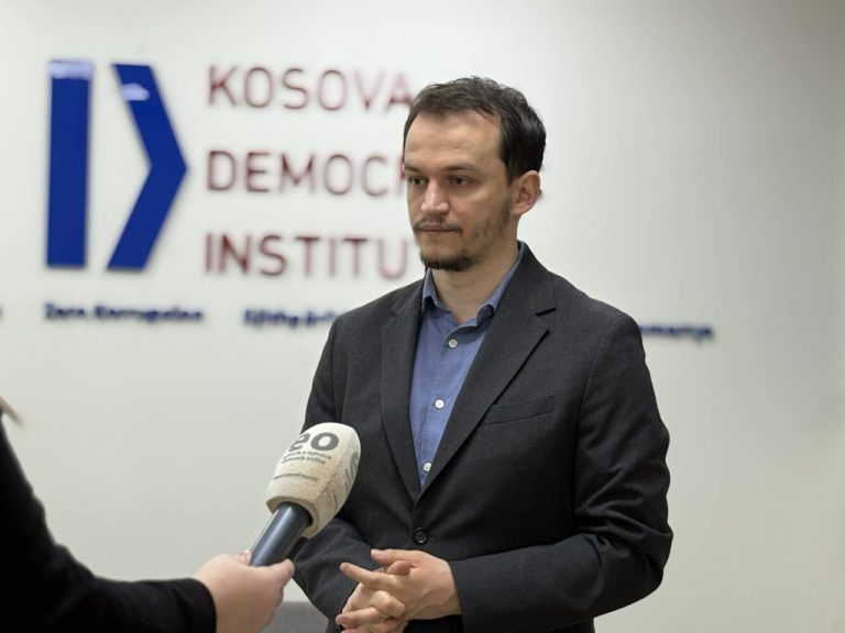 Cakolli: Gjykata Kushtetuese duhet të veprojë shpejt për dekretin e presidentes