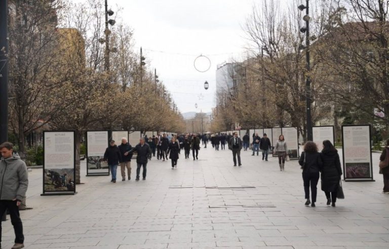 Pezullohet ekspozita për masakrat pas pasaktësive