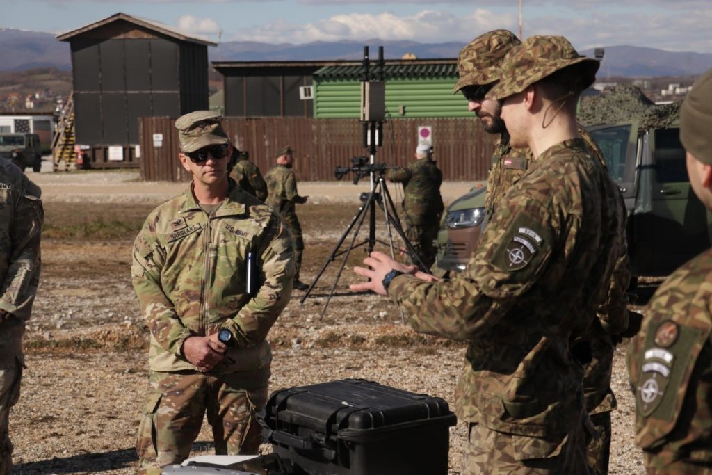 KFOR shfaq aftësitë e Sistemeve Ajrore të Pa-Pilot (CUAS) për udhëheqësit e Komandës Rajonale-Lindje