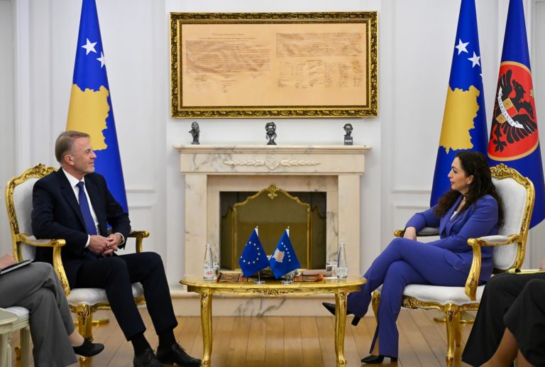 Vjosa Osmani pret në takim lamtumirës shefin e Zyrës së BE-së në Kosovë, Aivo Orav