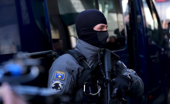 Dy shtetas shqiptarë ekstradohen në Kosovë për drogë dhe vjedhje të rëndë