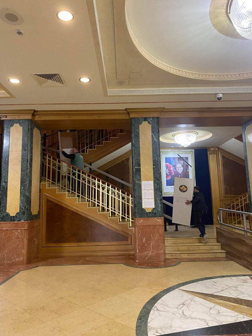 Kutitë e votimit për presidentin/en vendosen në sallën plenare