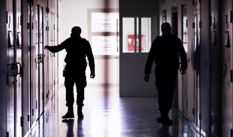 Suspendohet një zyrtar korrektues, dyshohet për plagosjen e një personi