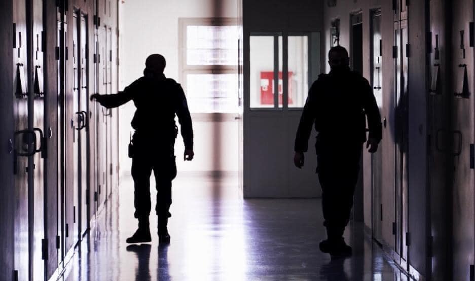 Suspendohet një zyrtar korrektues, dyshohet për plagosjen e një personi