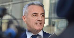 Avokati Arianit Koci denoncon mungesën e gjyqtarëve në një rast të ngacmimit seksual