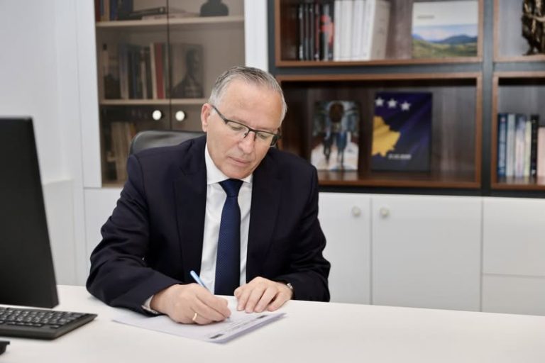 Përmes një postimi në Facebook, Hamza tha se peticioni është një formë solidariteti ndaj ish-krerëve të luftës dhe bashkëluftëtarëve të tyre.