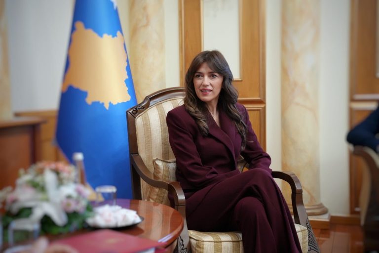 Haxhiu uron mësuesit me rastin e 7 Marsit