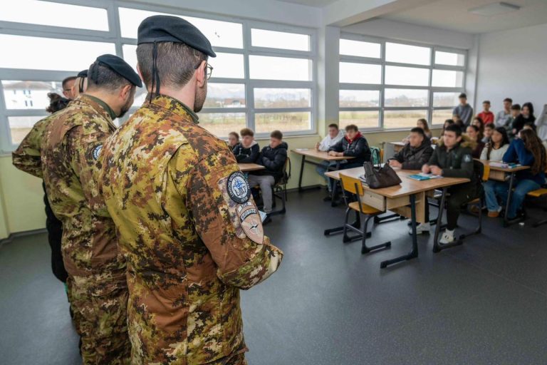 Ekipi Italian i KFOR-it angazhon rininë dhe komunitetin në Kosovë