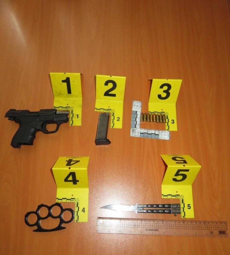 Policia në Vushtrri sekuestron dy armë zjarri në dy raste të ndara