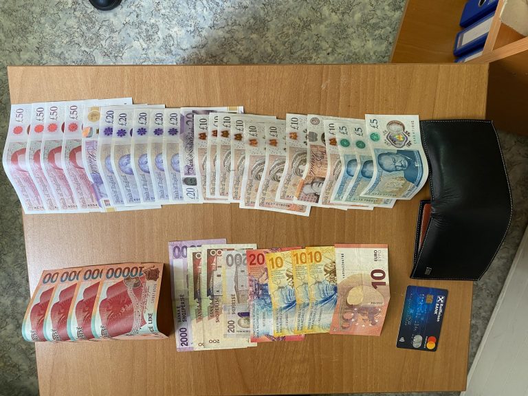 Qytetari Shpëtim Kabashi dorëzon kuletën e gjetur me të holla në Policinë e Junikut