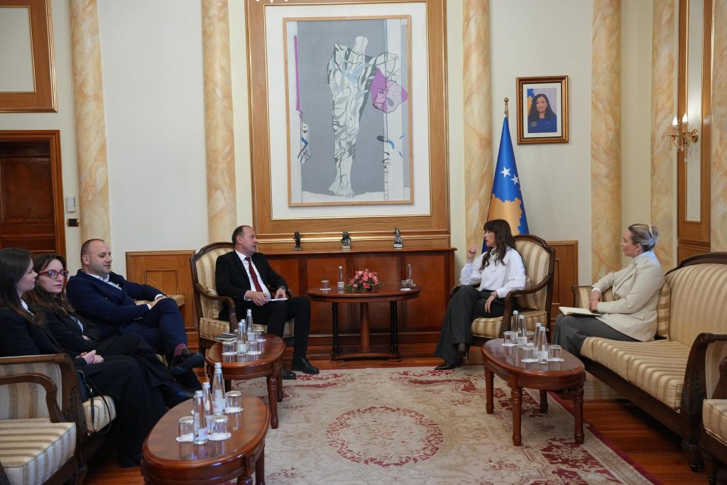 Haxhiu takon drejtorin e APK-së, diskutojnë për raportin dhe buxhetin e agjencisë