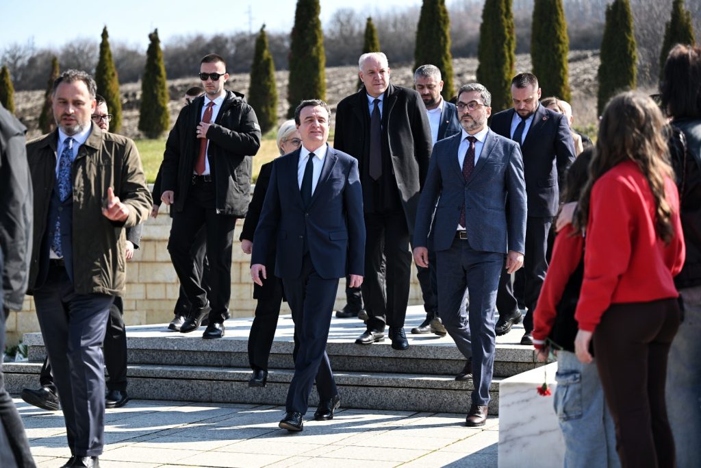 Albin Kurti nderon sakrificën e familjes Jashari në Prekaz