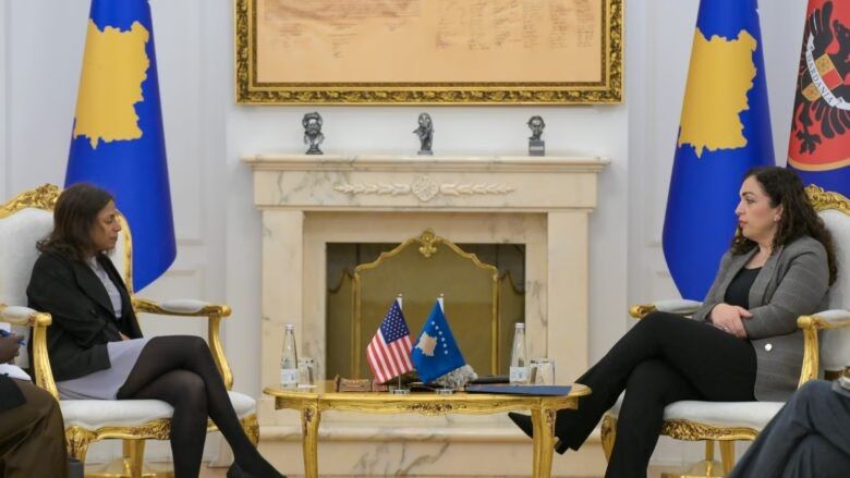 Osmani takohet me diplomaten amerikane Anu Prattipati