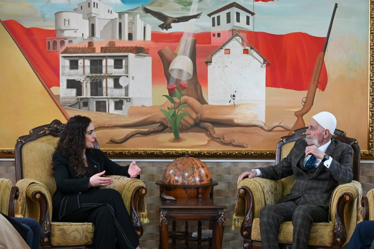 Osmani përkujton sakrificën e familjes Jashari në Prekaz