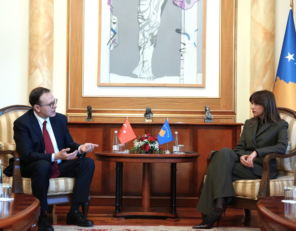 Kryetarja Haxhiu priti në takim ambasadorin e Turqisë, Tunç Angılı