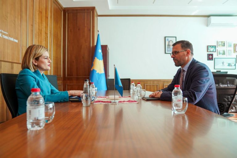 Kusari diskuton me ATK-në dhe Doganën për lehtësimin e të bërit biznes