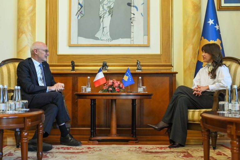 Haxhiu takohet me ambasadorin francez për thellimin e bashkëpunimit 🇫🇷