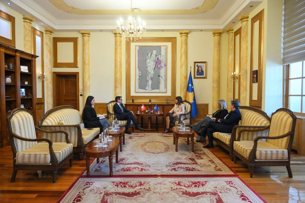 Kryetarja Haxhiu priti në takim Ambasadorin e Zvicrës, Jürg Sprecher